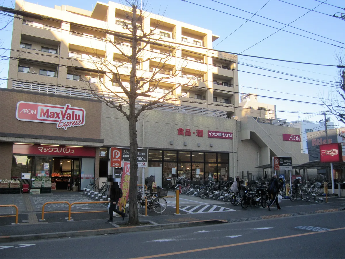 Entrance and bicycle parking at MaxValu Express Funabori Ekimae